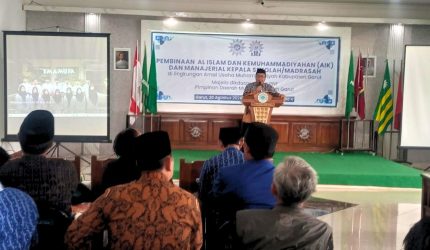 Direktur Utama PT Surya Garut Abadi Ismar Zakaria melaporkan progres Batik Muhammadiyah Garut