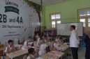 Bupati Garut Abdusy Syakur Amin memantau hari pertama pelaksanaan jam masuk sekolah pukul 06.30 WIB di SDN 7 Regol Kiansantang, Garut Kota, Rabu, 5 Agustus 2026