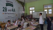 Bupati Garut Abdusy Syakur Amin memantau hari pertama pelaksanaan jam masuk sekolah pukul 06.30 WIB di SDN 7 Regol Kiansantang, Garut Kota, Rabu, 5 Agustus 2026