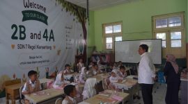  Bupati Garut Abdusy Syakur Amin memantau hari pertama pelaksanaan jam masuk sekolah pukul 06.30 WIB di SDN 7 Regol Kiansantang, Garut Kota, Rabu, 5 Agustus 2026 