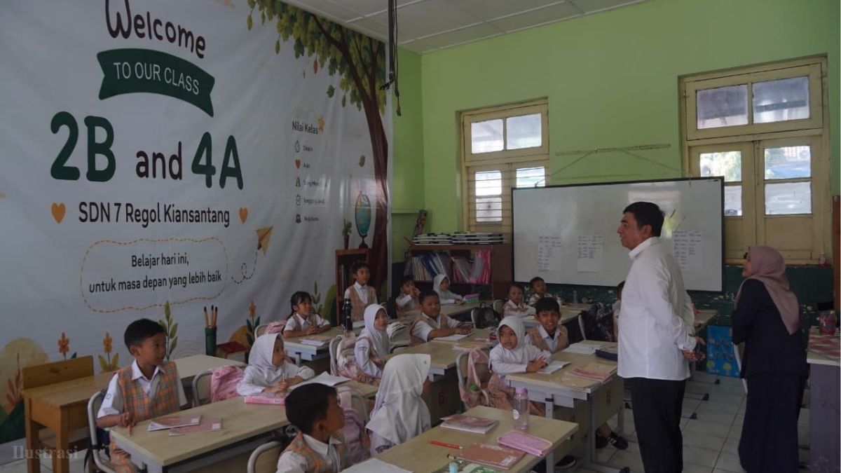 Bupati Garut Abdusy Syakur Amin memantau hari pertama pelaksanaan jam masuk sekolah pukul 06.30 WIB di SDN 7 Regol Kiansantang, Garut Kota, Rabu, 5 Agustus 2026