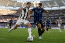 Duel pemain Juventus dan Inter dalam Derby d'Italia di Optus Stadium, Perth, Sabtu (8/8/2026).( ilustrasi Warta Garut)