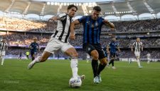 Duel pemain Juventus dan Inter dalam Derby d'Italia di Optus Stadium, Perth, Sabtu (8/8/2026).( ilustrasi Warta Garut)