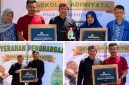 SMK Muhammadiyah Garut meraih Penghargaan Sekolah Adiwiyata sebagai bagian dari komitmen membangun budaya peduli lingkungan di sekolah.