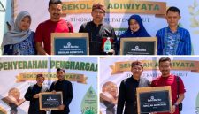 SMK Muhammadiyah Garut meraih Penghargaan Sekolah Adiwiyata sebagai bagian dari komitmen membangun budaya peduli lingkungan di sekolah.