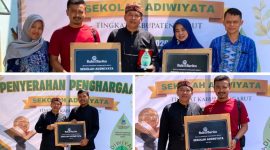 SMK Muhammadiyah Garut meraih Penghargaan Sekolah Adiwiyata sebagai bagian dari komitmen membangun budaya peduli lingkungan di sekolah.