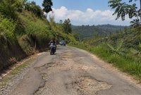 Ilustrasi kondisi ruas jalan di wilayah Banjarwangi-Singajaya yang membutuhkan penanganan.