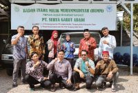 Direktur Utama PT Surya Garut Abadi H. Ismar Zakaria Foto bersama di kantor PT Surya Garut Abadi, Perumahan Istana Sabda Alam Blok B12, Tarogong Kaler, Kabupaten Garut, Selasa (25/8/2026).