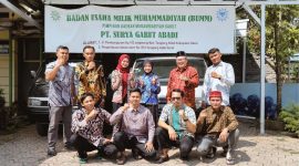 Direktur Utama PT Surya Garut Abadi H. Ismar Zakaria Foto bersama di kantor PT Surya Garut Abadi, Perumahan Istana Sabda Alam Blok B12, Tarogong Kaler, Kabupaten Garut, Selasa (25/8/2026).