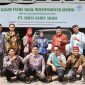 Direktur Utama PT Surya Garut Abadi H. Ismar Zakaria Foto bersama di kantor PT Surya Garut Abadi, Perumahan Istana Sabda Alam Blok B12, Tarogong Kaler, Kabupaten Garut, Selasa (25/8/2026).
