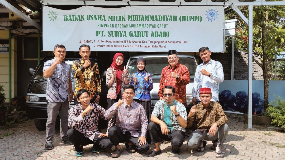 Direktur Utama PT Surya Garut Abadi H. Ismar Zakaria Foto bersama di kantor PT Surya Garut Abadi, Perumahan Istana Sabda Alam Blok B12, Tarogong Kaler, Kabupaten Garut, Selasa (25/8/2026).