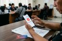 Ilustrasi mengenai pemblokiran rekening dan penundaan transaksi perbankan dalam kasus rekening donasi Pati.