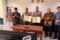 Rektor UNJANI Prof. Dr. Agus Subagyo dan Rektor IKKHG Dr. Iwan Wahyudi didampingi Pembina dan Ketua YGHIG dalam pendampingan pendirian FKG IKKHG, Jumat (7/8/2026).