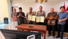 Rektor UNJANI Prof. Dr. Agus Subagyo dan Rektor IKKHG Dr. Iwan Wahyudi didampingi Pembina dan Ketua YGHIG dalam pendampingan pendirian FKG IKKHG, Jumat (7/8/2026).