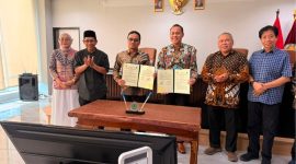 Rektor UNJANI Prof. Dr. Agus Subagyo dan Rektor IKKHG Dr. Iwan Wahyudi didampingi Pembina dan Ketua YGHIG dalam pendampingan pendirian FKG IKKHG, Jumat (7/8/2026).