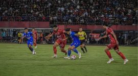 Ilustrasi duel Persib Bandung melawan Bali United dalam Dewata Challenge Series 2026.