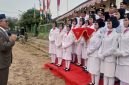 Camat Karangpawitan Drs. H. Anas Aolia Malik, M.Si., menyampaikan pesan kepada Paskibraka agar tetap menjadi teladan setelah menjalankan tugas upacara.