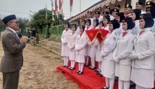 Camat Karangpawitan Drs. H. Anas Aolia Malik, M.Si., menyampaikan pesan kepada Paskibraka agar tetap menjadi teladan setelah menjalankan tugas upacara.