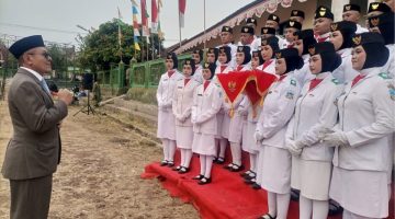 Camat Karangpawitan Drs. H. Anas Aolia Malik, M.Si., menyampaikan pesan kepada Paskibraka agar tetap menjadi teladan setelah menjalankan tugas upacara.