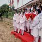 Camat Karangpawitan Drs. H. Anas Aolia Malik, M.Si., menyampaikan pesan kepada Paskibraka agar tetap menjadi teladan setelah menjalankan tugas upacara.