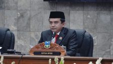 Ketua DPRD Kabupaten Garut Aris Munandar mengikuti Rapat Paripurna mendengarkan Pidato Kenegaraan Presiden 2026 di DPRD Garut, Jumat (14/8/2026).