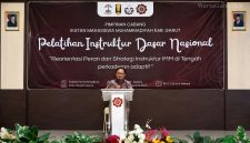 Kepala Kesbangpol Kabupaten Garut, Drs. H. Nurrodhin, M.Si., memberikan sambutan dalam kegiatan Pelatihan Instruktur Dasar Nasional (PIDNAS) IMM Garut di IMDA Garut, Jumat, 7 Agustus 2026.