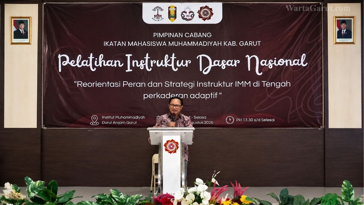 Kepala Kesbangpol Kabupaten Garut, Drs. H. Nurrodhin, M.Si., memberikan sambutan dalam kegiatan Pelatihan Instruktur Dasar Nasional (PIDNAS) IMM Garut di IMDA Garut, Jumat, 7 Agustus 2026.