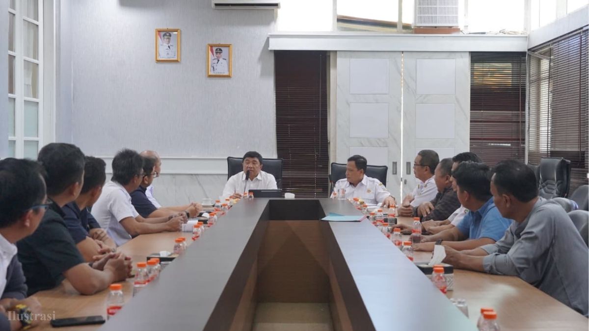 Bupati Garut Abdusy Syakur Amin menerima jajaran PT Pupuk Indonesia Regional Jawa Barat bersama Asosiasi Pupuk Kabupaten Garut untuk membahas kelancaran distribusi pupuk bersubsidi, Rabu, 5 Agustus 2026