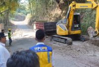 Bupati Garut Abdusy Syakur Amin meninjau rehabilitasi Jalan Limbangan–Selaawi di Kecamatan Selaawi, Kabupaten Garut, Rabu, 5 Agustus 2026.