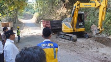 Bupati Garut Abdusy Syakur Amin meninjau rehabilitasi Jalan Limbangan–Selaawi di Kecamatan Selaawi, Kabupaten Garut, Rabu, 5 Agustus 2026.