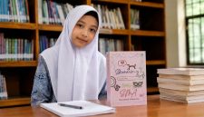 Murid MAN 1 Garut, Zia Ziadatul Khoirunnisa, berhasil menerbitkan novel pertamanya berjudul Jerat Skenario Anak SMA. (Ilustrasi suasana/WartaGarut.com)