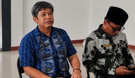 Kepala SMK Muhammadiyah Garut Yan Yan Hermawan saat membahas pembinaan AIK