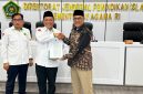 Penyerahan salinan KMA Nomor 273 Tahun 2026 tentang perubahan bentuk STAI Al Musaddadiyah Garut menjadi Institut Agama Islam Prof. K.H. Anwar Musaddad di Jakarta, Senin (10/8/2026).