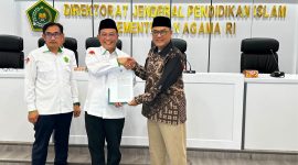 Penyerahan salinan KMA Nomor 273 Tahun 2026 tentang perubahan bentuk STAI Al Musaddadiyah Garut menjadi Institut Agama Islam Prof. K.H. Anwar Musaddad di Jakarta, Senin (10/8/2026).