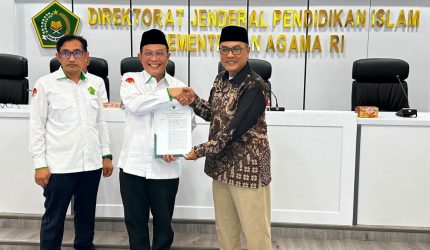 Penyerahan KMA perubahan bentuk STAI Al Musaddadiyah Garut menjadi institut