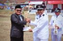Wakil Ketua DPRD Kabupaten Garut H. Subhan Fahmi menyerahkan piala penghargaan dalam rangkaian HUT ke-81 Republik Indonesia di Alun-alun Kecamatan Cisurupan, Senin (17/8/2026).