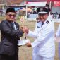 Wakil Ketua DPRD Kabupaten Garut H. Subhan Fahmi menyerahkan piala penghargaan dalam rangkaian HUT ke-81 Republik Indonesia di Alun-alun Kecamatan Cisurupan, Senin (17/8/2026).
