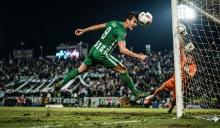 Aksi bek jangkung Yuran Fernandes melakukan sundulan maut penentu kemenangan Persebaya ke Final Piala Presiden 2026.