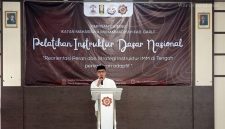 Wakil Ketua DPRD Kabupaten Garut Ayi Suryana menyampaikan pandangan tentang peran pemuda dalam kegiatan PIDNAS IMM Garut di IMDA Garut, Jumat, 7 Agustus 2026.