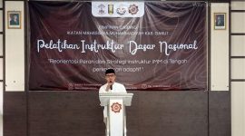 Wakil Ketua DPRD Kabupaten Garut Ayi Suryana menyampaikan pandangan tentang peran pemuda dalam kegiatan PIDNAS IMM Garut di IMDA Garut, Jumat, 7 Agustus 2026.