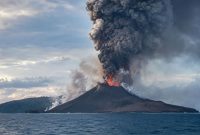Aktivitas Gunung Anak Krakatau masih berada pada Level III Siaga setelah episode erupsi menerus sekitar 25 jam berakhir (Ilustrasi).