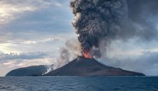 Aktivitas Gunung Anak Krakatau masih berada pada Level III Siaga setelah episode erupsi menerus sekitar 25 jam berakhir (Ilustrasi).