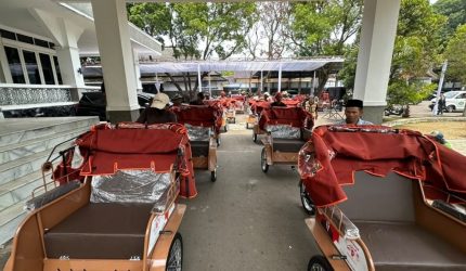 Becak listrik bantuan Presiden Prabowo dibagikan kepada pengemudi senior di Garut