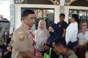 Bupati Garut Abdusy Syakur Amin mengunjungi keluarga korban kecelakaan Kapal Virgo Transport 8 di Kecamatan Karangpawitan, Kabupaten Garut, Senin (14/9/2026).
