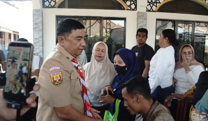 Bupati Garut Abdusy Syakur Amin mengunjungi keluarga korban Kecelakaan Kapal KMP Virgo di Karangpawitan.