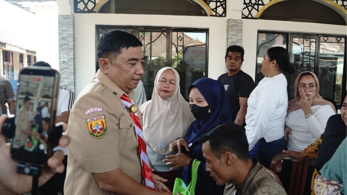 Bupati Garut Abdusy Syakur Amin mengunjungi keluarga korban kecelakaan Kapal Virgo Transport 8 di Kecamatan Karangpawitan, Kabupaten Garut, Senin (14/9/2026).