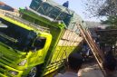 Mitsubishi Fuso bermuatan bahan kayu triplek mengalami gangguan di Jalan Raya Bandung–Tasikmalaya, Cibatu, Garut.