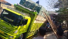 Mitsubishi Fuso bermuatan bahan kayu triplek mengalami gangguan di Jalan Raya Bandung–Tasikmalaya, Cibatu, Garut.