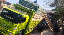 Mitsubishi Fuso bermuatan bahan kayu triplek mengalami gangguan di Jalan Raya Bandung–Tasikmalaya, Cibatu, Garut.