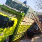 Mitsubishi Fuso bermuatan bahan kayu triplek mengalami gangguan di Jalan Raya Bandung–Tasikmalaya, Cibatu, Garut.